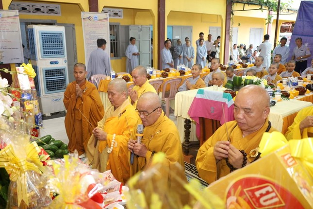 Tại Giác linh đường chùa Hải Quang, chư tôn đức đã dâng hương tưởng niệm Hòa thượng Thích Trí Thành