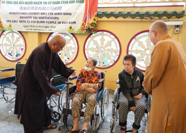 Hòa thượng Thích Chơn Tịnh thăm hỏi người khuyết tật khó khăn