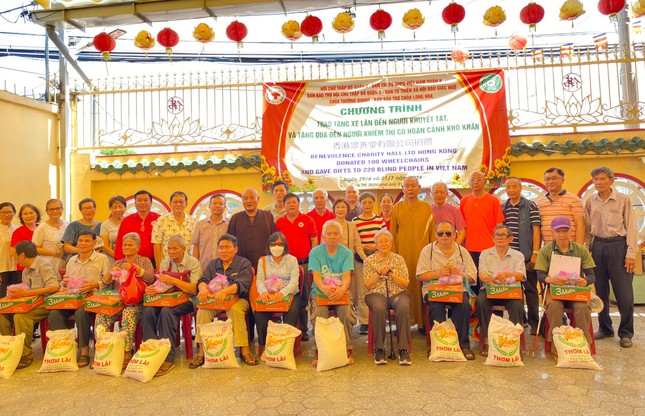 Đại diện các đơn vị tài trợ tặng quà đến người mù khó khăn, tại chùa Long Hoa - Ảnh: TQ
