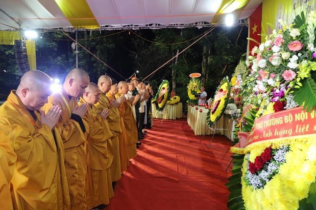 Chư tôn đức và đại diện lãnh đạo tỉnh dâng hương tưởng niệm anh linh các anh hùng liệt sĩ Nghĩa trang Liệt sỹ Quốc gia Vị Xuyên