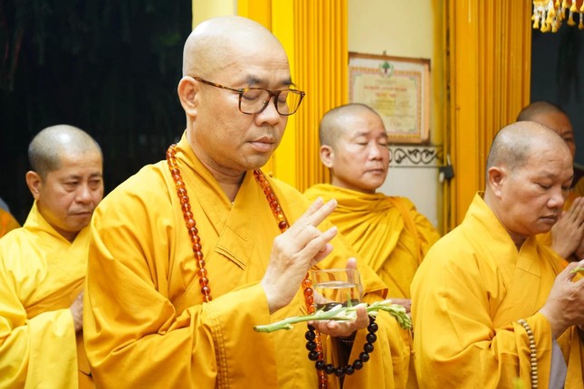 Thượng tọa Thích Quảng Lộc cử hành lễ sái tịnh nhập kim quan Trưởng lão Hòa thượng Thích Thiện Duyên