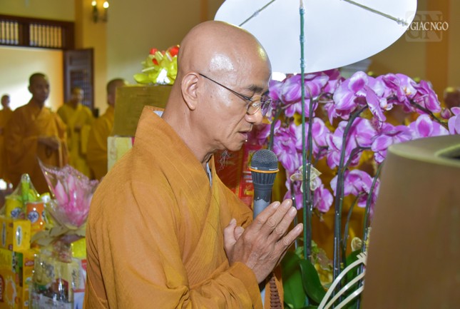 Thượng tọa Thích Thiện Quý, đại diện Ban Tổ chức phát biểu cảm tạ
