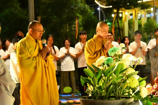 Chư tôn đức dâng hương, bạch Phật