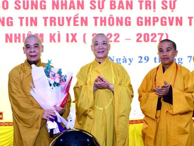 Hòa thượng Thích Bảo Nghiêm tặng hoa chúc mừng