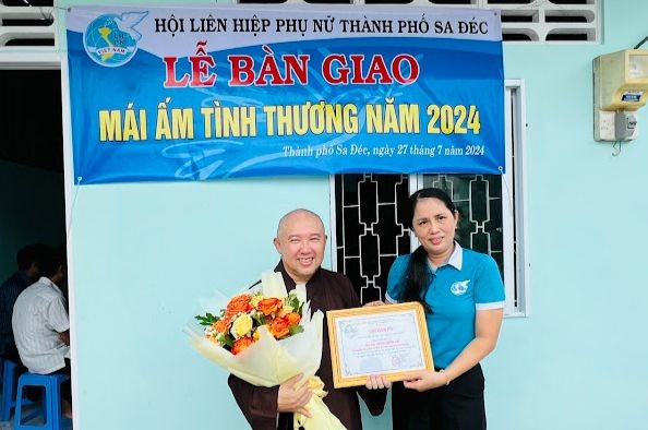 Thượng tọa Thích Chơn Trí nhận thư cảm ơn của đại diện địa phương