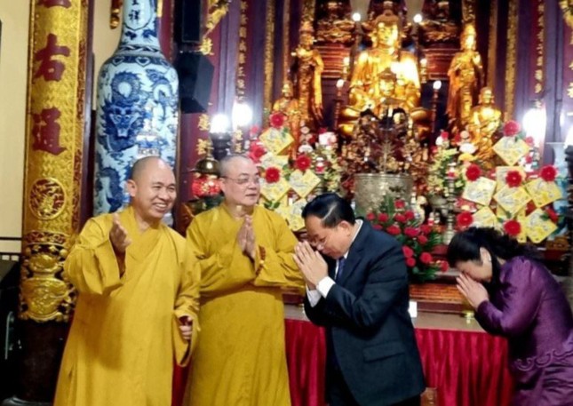 Chư tôn đức lãnh đạo GHPGVN hướng dẫn phái đoàn tham quan chùa Quán Sứ