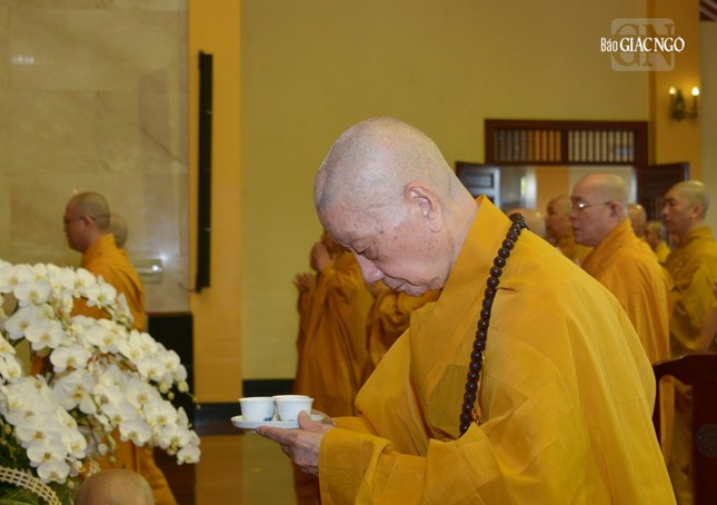 Đức Pháp chủ GHPGVN - Đại lão Hòa thượng Thích Trí Quảng mời trà Giác linh Trưởng lão Hòa thượng tại lễ tưởng niệm