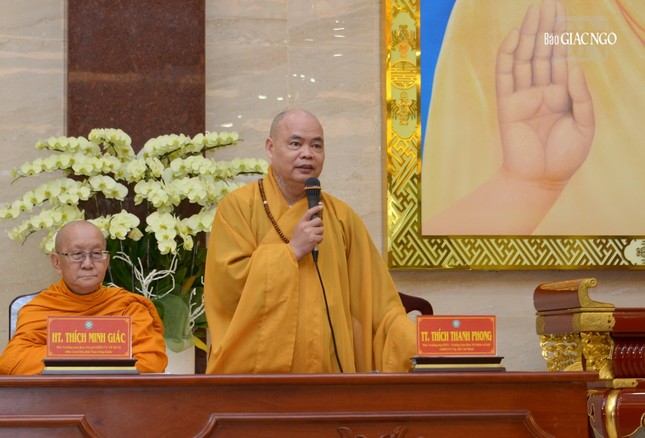 Thượng tọa Thích Thanh Phong báo cáo công tác chuẩn bị trao quà đến bà con nghèo nhân mùa Phật đản