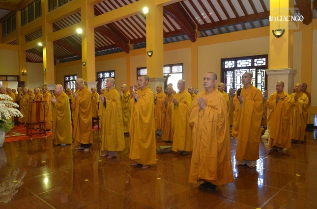 Chư tôn đức Ban Trị sự TP.HCM, TP.Thủ Đức, 21 quận huyện đảnh lễ Giác linh Hòa thượng