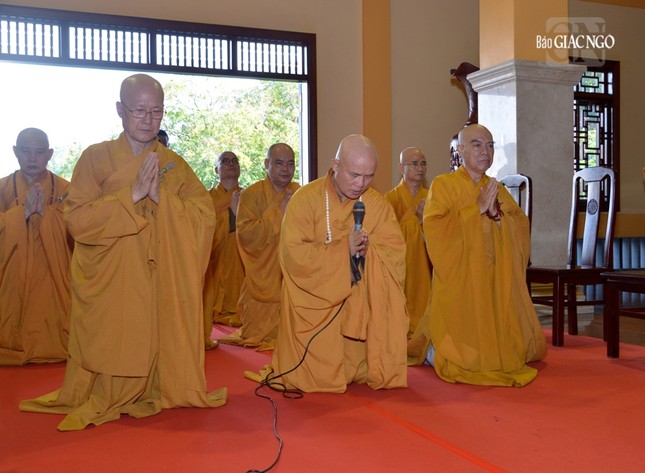 Thượng tọa Thích Giác Dũng, đ ại diện môn phong tổ đình Vĩnh Nghiêm, môn đồ pháp quyến phát biểu tri ân tại lễ tưởng niệm