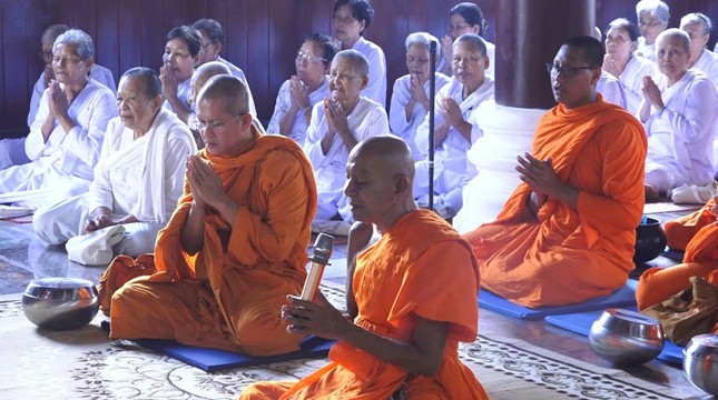 Hòa thượng Đào Như tham gia khóa thiền Vipassana