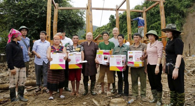 Thượng tọa Thích Đức Thiện trao quà đến những gia đình bị ảnh hưởng nặng nề bởi lũ quét tại xã Mường Pồn