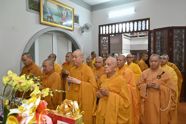 Chư chôn đức thắp hương tưởng niệm Chư chôn đức thắp hương tưởng niệm