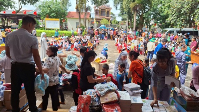 Đoàn trao quà đến các em học sinh