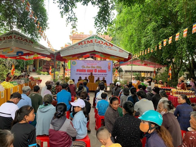 Bà con đến nhận quà nhân Lễ Vu lan