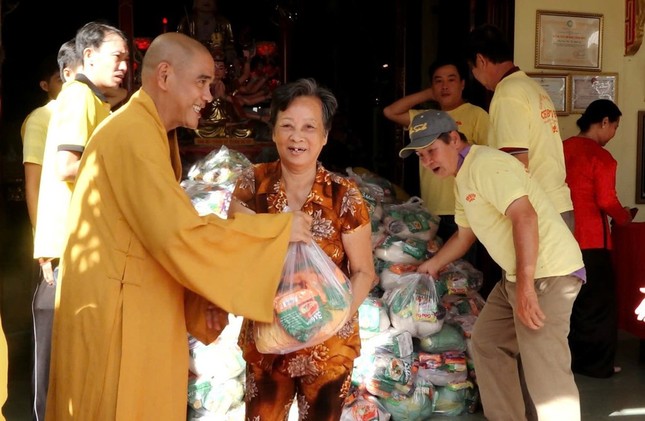 Thượng tọa Thích Thiện Thành trao quà Thượng tọa Thích Thiện Thành trao quà