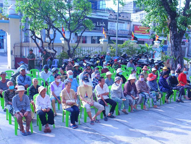 Bà con đến nhận quà tại chùa Tỉnh Hội Bà con đến nhận quà tại chùa Tỉnh Hội