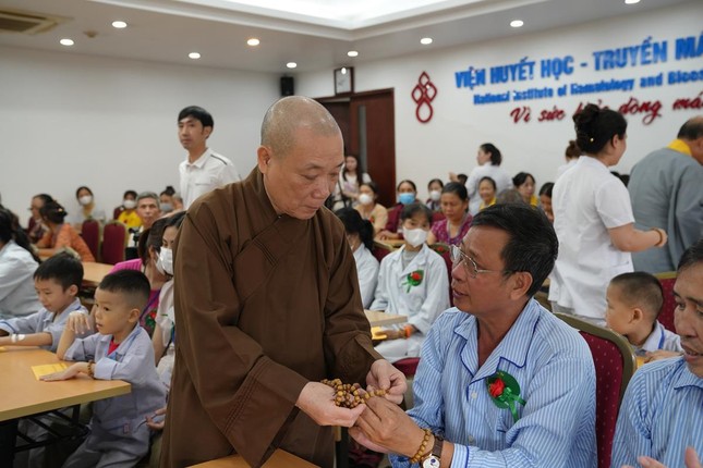 Hòa thượng Thích Bảo Nghiêm trao tặng chuỗi hạt đeo tay đến bệnh nhân Hòa thượng Thích Bảo Nghiêm trao tặng chuỗi hạt đeo tay đến bệnh nhân
