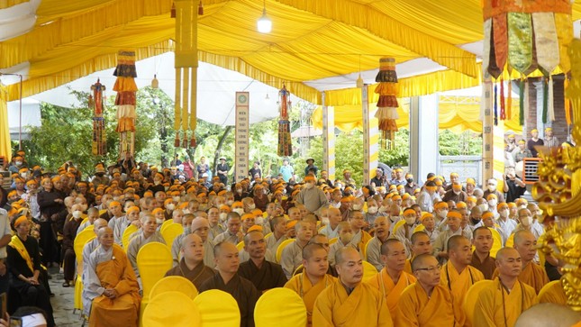 Chư tôn đức và môn đồ pháp quyến cố Ni trưởng