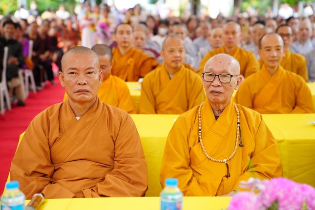 Chư tôn đức chứng minh, tham dự buổi lễ Chư tôn đức chứng minh, tham dự buổi lễ