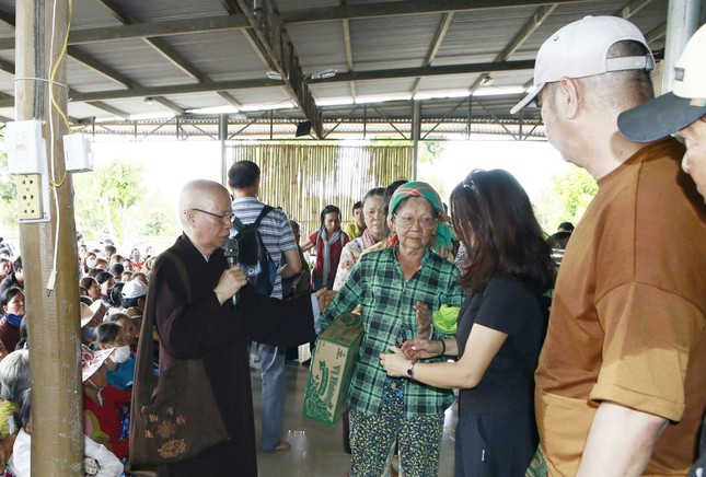 Hòa thượng Thích Chơn Nguyên trao quà đến người nghèo H.Định Quán