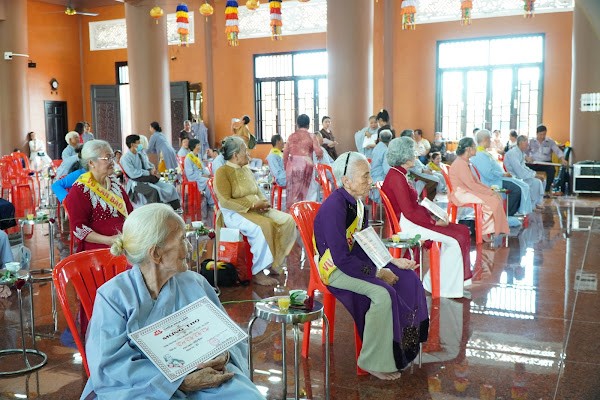 Chùa Hoa Lâm mừng thọ các Phật tử cao niên Chùa Hoa Lâm mừng thọ các Phật tử cao niên