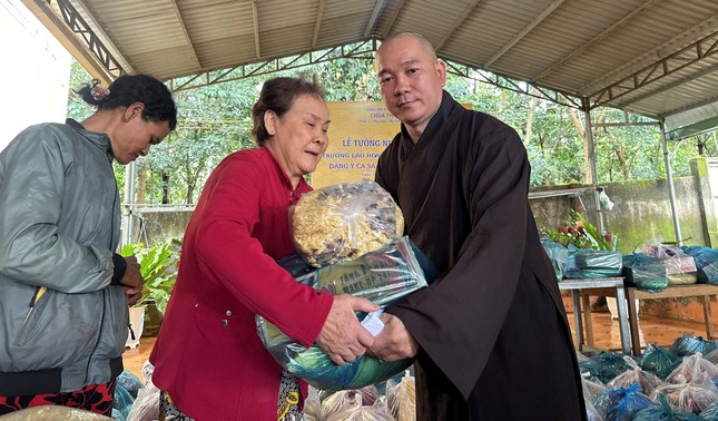 Đại đức Thích Đồng Quảng trao quà tại chùa Thanh Hoa, xã Phú Văn, H.Bù Gia Mập Đại đức Thích Đồng Quảng trao quà tại chùa Thanh Hoa, xã Phú Văn, H.Bù Gia Mập
