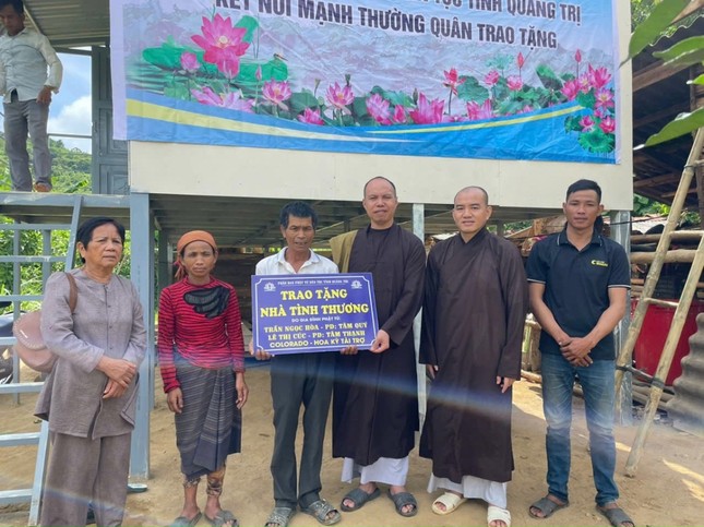 Bàn giao hỗ trợ xây dựng nhà tình thương đến hộ nghèo Bàn giao hỗ trợ xây dựng nhà tình thương đến hộ nghèo