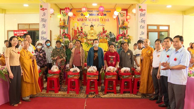 Chùa Thanh Nghiêm tặng 100 phần quà đến người dân có hoàn cảnh khó khăn Chùa Thanh Nghiêm tặng 100 phần quà đến người dân có hoàn cảnh khó khăn