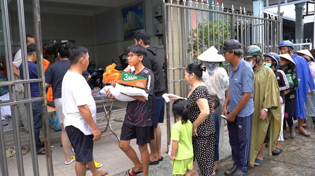 Gia đình cô Út Lệ trao quà đến hộ nghèo Gia đình cô Út Lệ trao quà đến hộ nghèo