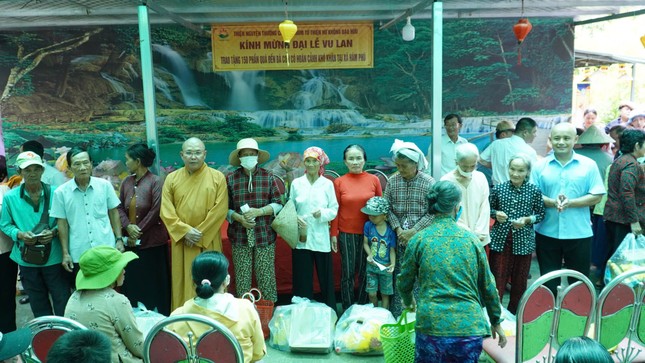 Thiện nguyện Thường Chiếu trao quà đến người dân khó khăn Thiện nguyện Thường Chiếu trao quà đến người dân khó khăn