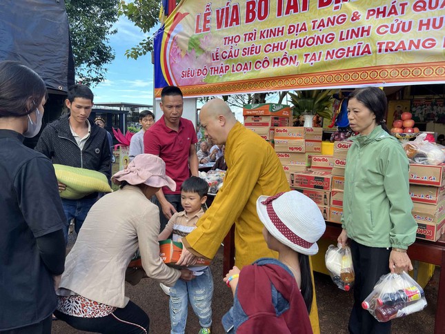 Trao quà đến những hộ khó khăn Trao quà đến những hộ khó khăn