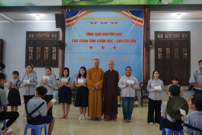 Các em đoàn sinh được nhận quà khuyến học Các em đoàn sinh được nhận quà khuyến học