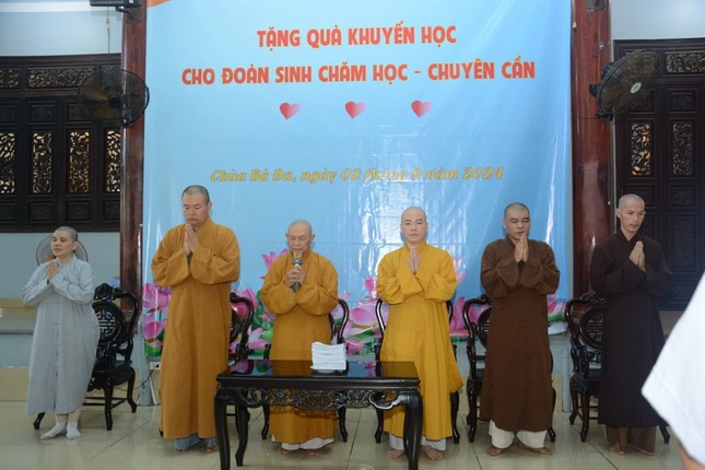 Chư tôn đức chứng minh buổi trao quà Chư tôn đức chứng minh buổi trao quà