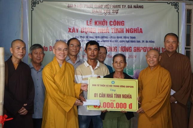 Trao bảng ủng hộ kinh phí xây dựng ngôi nhà cho gia đình anh Cường Trao bảng ủng hộ kinh phí xây dựng ngôi nhà cho gia đình anh Cường