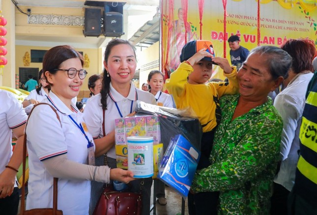 Đoàn trao quà đến bà con khó khăn Đoàn trao quà đến bà con khó khăn