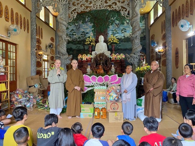 Trao quà cho các em thiếu nhi Trao quà cho các em thiếu nhi