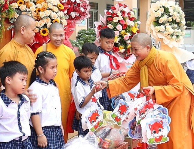 Ni sư Thích nữ Tri Liên đã trao hơn 30 phần quà tiếp sức đến trường cho học sinh Ni sư Thích nữ Tri Liên đã trao hơn 30 phần quà tiếp sức đến trường cho học sinh