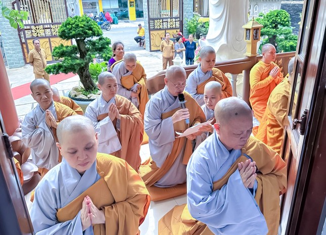 Chư Ni đại diện môn đồ pháp quyến