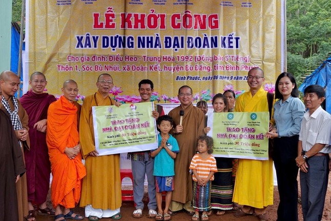 Trao kinh phí xây nhà đại đoàn kết Trao kinh phí xây nhà đại đoàn kết