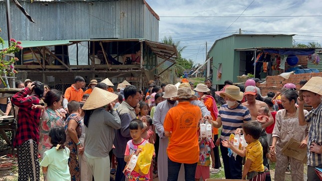 Các cháu thiếu nhi nhận quà trung thu Các cháu thiếu nhi nhận quà trung thu