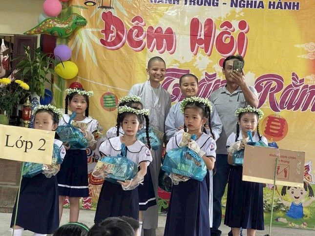 Các em nhận quà trung thu của chùa Phước Long Các em nhận quà trung thu của chùa Phước Long