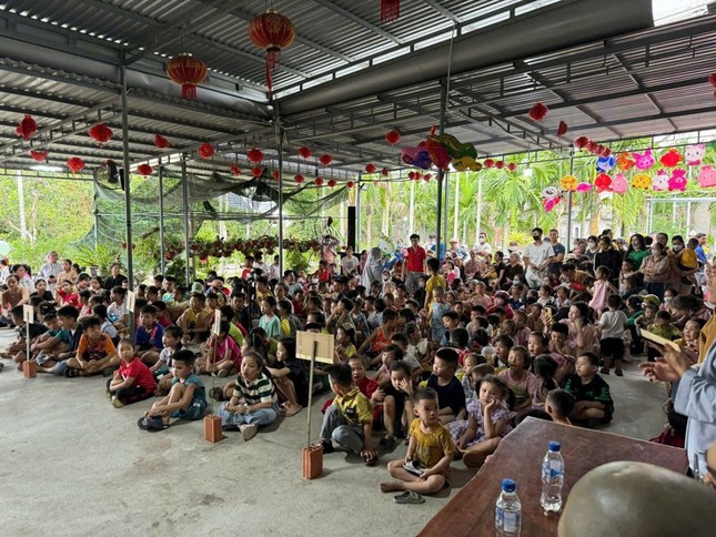 Các em thiếu nhi vui "Đêm hội trăng rằm" Các em thiếu nhi vui "Đêm hội trăng rằm"