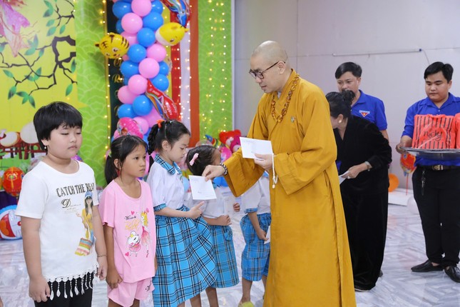 Thượng toạ Thích Quảng Lộc trao học bổng cho thiếu nhi Thượng toạ Thích Quảng Lộc trao học bổng cho thiếu nhi