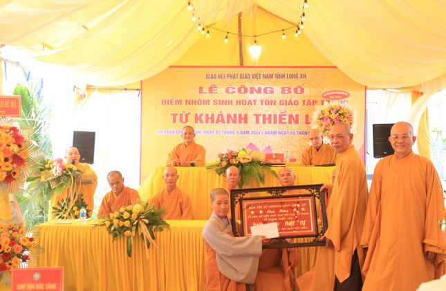 Chư tôn giáo phẩm tặng quà chúc mừng đến Sư cô đại diện Đạo tràng Từ Khánh Thiền Lâm