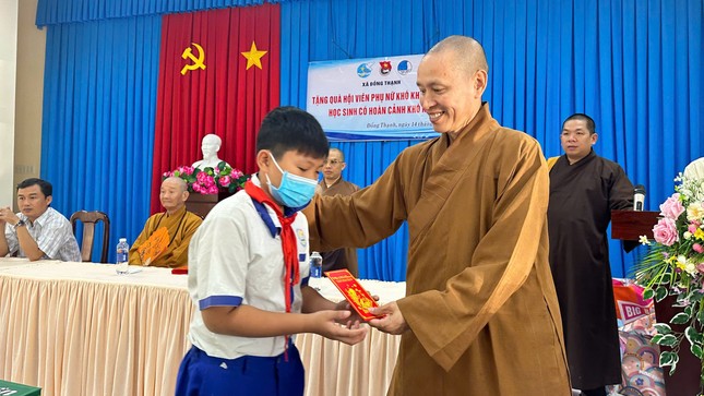 Thượng tọa Thích Minh Quang trao quà cho học sinh
