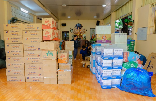 Những phần quà chùa chuẩn bị gồm nước uống, mì gói, cơm hút chân không và thức ăn có thể để nhiều ngày làm quà tặng đến bà con vùng lũ miền Bắc