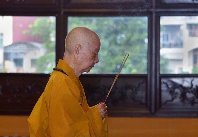 Đức Pháp chủ thành kính niêm hương Tam bảo