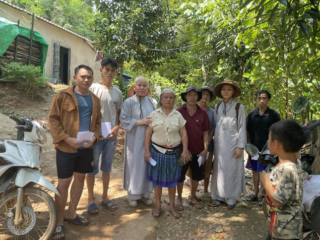 Đoàn từ thiện đến thăm từng gia đình người đồng bào bị ảnh hưởng nặng nề bởi bão số 3