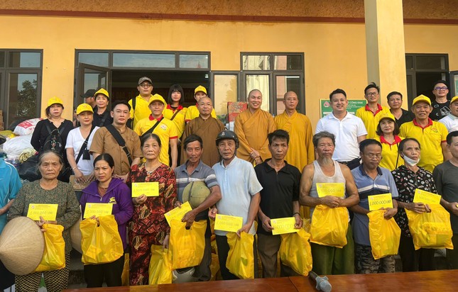 Đoàn từ thiện chùa Tường Nguyên trao quà tại các xã thuộc tỉnh Yên Bái - Ảnh: TN